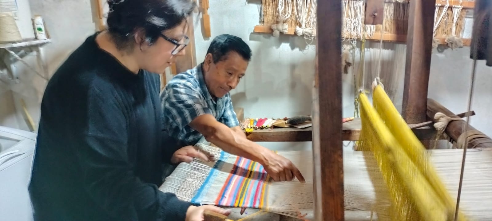 Mtra Mabel tejiendo en Teotitlán del Valle, Oaxaca / Teacher Mabel weaving in Teotitlán del Valle, Oaxaca